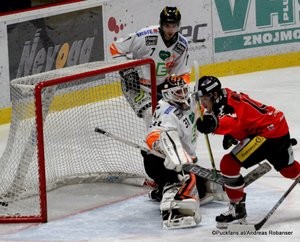 HC Orli Znojmo - EHC Black Wings Linz  Zimní Stadion Znojmo EBEL Saison 2015-16 Sebastian Dahm #31, Corin Konradsheim #7, David Bartos #10 ©Puckfans.at/Andreas Robanser 