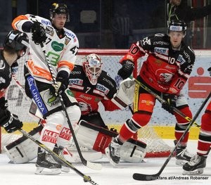 HC Orli Znojmo - EHC Black Wings Linz  Zimní Stadion Znojmo EBEL Saison 2015-16 Evan Brophey #47, Patrik Nechvátal #7, David Bartos #10 ©Puckfans.at/Andreas Robanser 