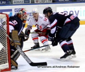 Slovan Bratislava - Avtomobilist Jekaterinburg KHL Saison 2015-16 Slofnaft Arena Bratislava Barry Brust #33, Alexei Simakov #14, Cam Barker #55 ©Puckfans.at/Andreas Robanser  