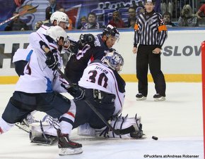 HC Slovan Bratislava - Medvescak Zagreb Slovnaft Arena Jonathan Cheechoo #18, Danny Taylor #30 ©Puckfans.at/Andreas Robanser