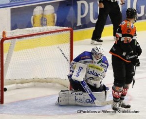 Graz 99ers - EC VSV  Lukas HERZOG (VSV) & Matthew PELECH (Graz 99ers) ©Puckfans.at/Werner Krainbucher