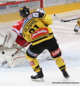 Vienna Capitals - HCB Südtirol Marcel Melichercik #92, Riley Holzapfel #21 Albert Schultz-Eishalle ©Puckfans.at/Andreas Robanser