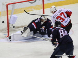 Slovan Bratislava - Avangard Omsk Justin Pogge #49, Alexander Perezhogin #37 Slovnaft Arena ©Puckfans.at/Andreas Robanser