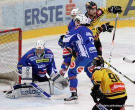 Vienna Capitals - EC VSV Albert Schultz-Eishalle Olivier Roy #35, Dustin Johner #9, Kelsey Tessier #90, Jonathan Ferland #24 ©Puckfans.at/Andreas Robanser