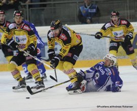 Vienna Capitals - EC VSV Albert Schultz-Eishalle Andreas Nödl #28, Nico Brunner #20, Taylor Vause #91 ©Puckfans.at/Andreas Robanser