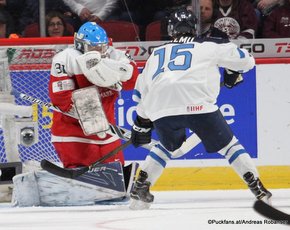 IIHF World Juniors Championship 2017 DEN - FIN cThomas Lillie #31, Petrus Palmu #15 Bell Center, Montreal ©Puckfans.at/Andreas Robanser