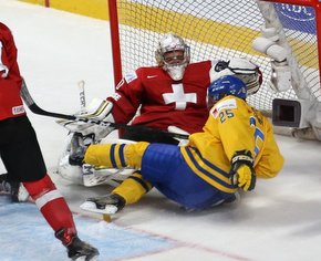 Sebastian Olsson #25, Joren van Pottelberghe #30 Bell Center, Montreal ©hockeyfans.ch/Andreas Robanser