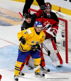 IIHF World Juniors Championship 2017 Semifinal SWE - CAN Noah Juulsen #3, Carter Hart #31, Lias Andersson #15 Centre Bell, Montreal ©Puckfans.at/Andreas Robanser