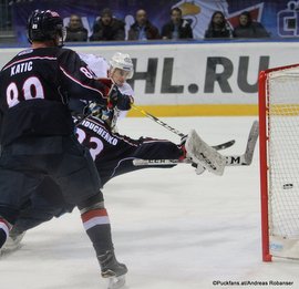 Medvescak Zagreb - Slovan Bratislava Michal Hlinka #83 trifft zum 1:0, Mark Katic #89, Sergei Gaiduchenko #33 Ondrej Nepela Arena ©Puckfans.at/Andreas Robanser