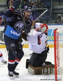 Medvescak Zagreb - Slovan Bratislava Nathan Perkovich #74, Barry Brust #33 Ondrej Nepela Arena ©Puckfans.at/Andreas Robanser