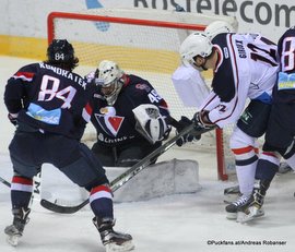 Slovan Bratislava - Medvescak Zagreb Tomas Kundratek #84, Alexandre Giroux #12, Justin Pogge #49 Ondrej Nepela Arena ©Puckfans.at/Andreas Robanser