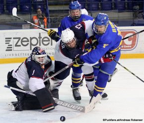 IIHF U18 World Championship 2017 Semifinal USA - SWE Dylan St.Cyr #1, Tommy Miller #12, Lucas Elvenes #12 ZS Poprad, Slovakia ©Puckfans.at/Andreas Robanser