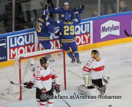 IIHF World Championship 2017 Quarterfinal SUI - SWE Oscar Lindberg #15, William Nylander #29, Romain Loeffel #55, Leonardo Genoni #63 Paris, Bercy ©hockeyfans.ch/Andreas Robanser
