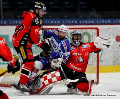 HC Orli Znojmo - EC VSV Michal Plutnar #78, Nikolas Petrik #12, Marek Schwarz #3 Nevoga Arena Zimní Stadion, Znojmo ©Puckfans.at/Andreas Robanser