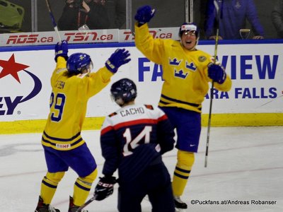 IIHF World Juniors 2018 Quarterfinal SWE - SVK Oskar Steen #29, Viliam Cacho #14 Harbor Center ©Puckfans.at/Andreas Robanser