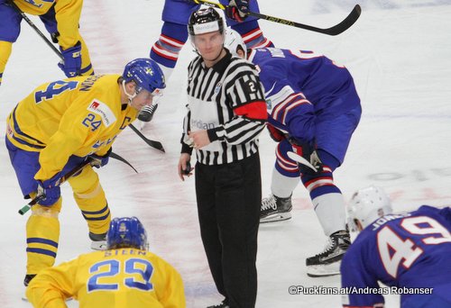 IIHF World Junior 2018 Referee Manuel Nikolic, Lias Andersson #24, Max Jones #49, Joshua Norris #9 KeyBank Center, Buffalo ©Puckfans.at/Andreas Robanser