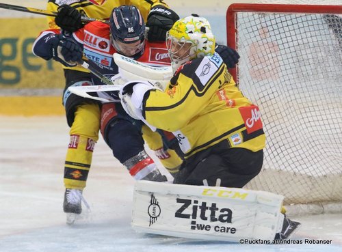 Pick Up Round  Vienna Capitals - Medvescak Zagreb  Tyler Morley #86, Jean-Philippe Lamoureux #1 Albert Schultz-Eishalle ©Puckfans.at/Andreas Robanser