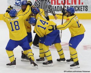 Hlinka Gretzky Cup 2018, Semifinal SWE - RUS Philip Broberg #4, Oscar Bjerselius #18, Carl Sjöberg #14, Filiph Åström #17 Rogers Place, Edmonton ©Puckfans.at/Andreas Robanser