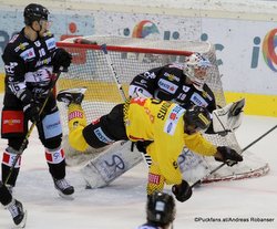 Vienna Capitals - HC Orli Znojmo Adam Sedlák #16, Ali Wukovits #9, Teemu Lassila #19 ©Puckfans.at/Andreas Robanser