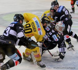 Vienna Capitals - HC Orli Znojmo Patrik Parkkonen #63, Kelsey Tessier #90, Teemu Lassila #19 ©Puckfans.at/Andreas Robanser