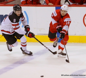 IIHF World Juniors SUI - CAN Cody Glass #8, Valentin Nussbaumer #18 Rogers Place, Vancouver ©Puckfans.at/Andreas Robanser