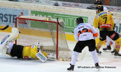 Vienna Capitals - Graz 99ers Jean-Philippe Lamoureux #1, Dwight King #12, Mat Clark #7 Erste Bank Arena, Wien ©Puckfans.at/Andreas Robanser